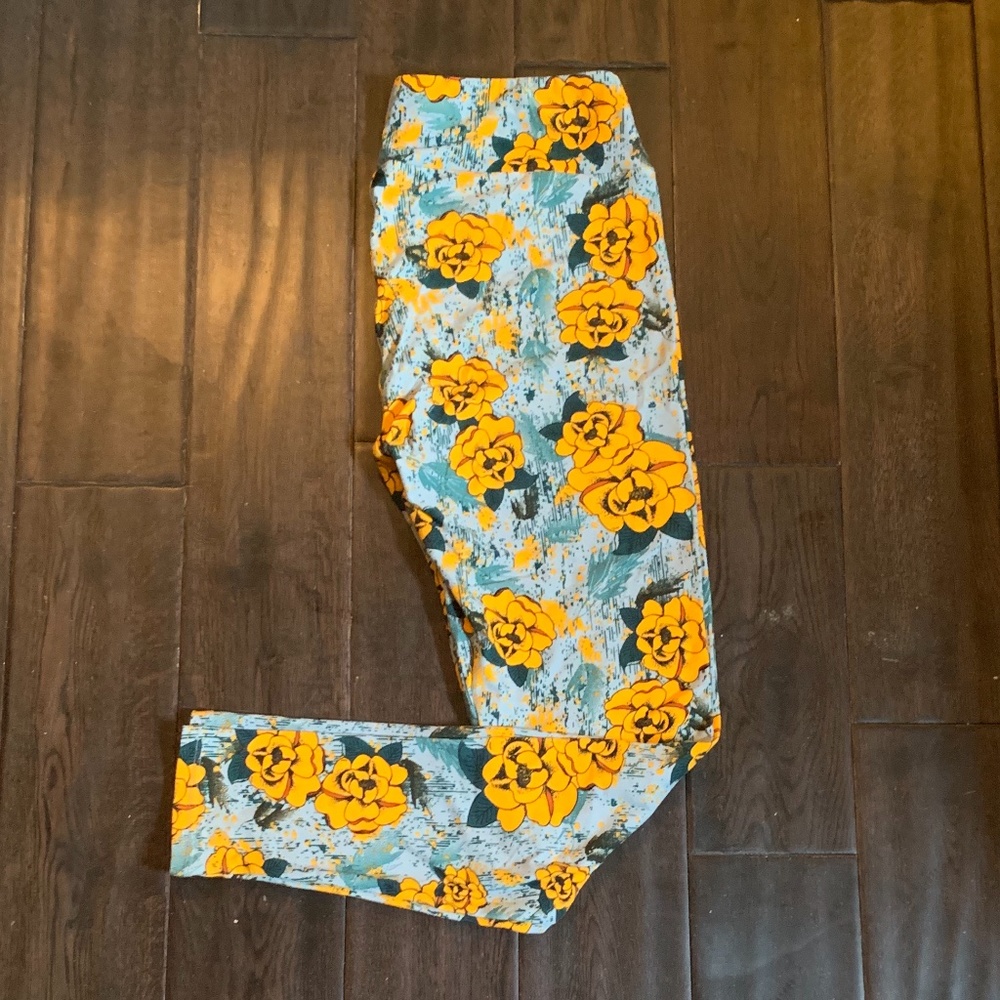 ⭐️ 2/$20 or 3/$25 Lularoe TC leggings gray floral